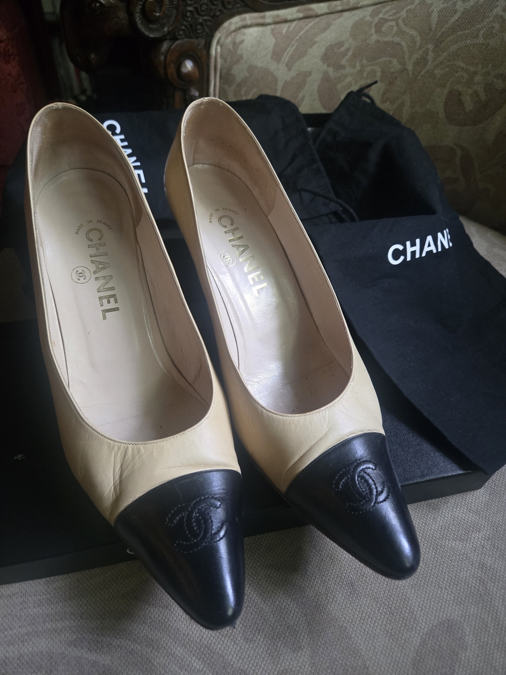 CHANEL Chic Two-Tone Beige and Black Cap-Toe Leather Pumps - Picture 9 of 16